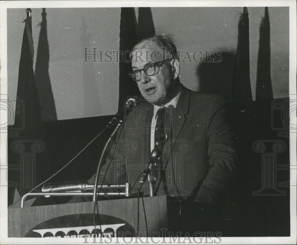 1970 Press Photo Speaker Talks of Hurricane Foresight - noa04053 - Historic Images