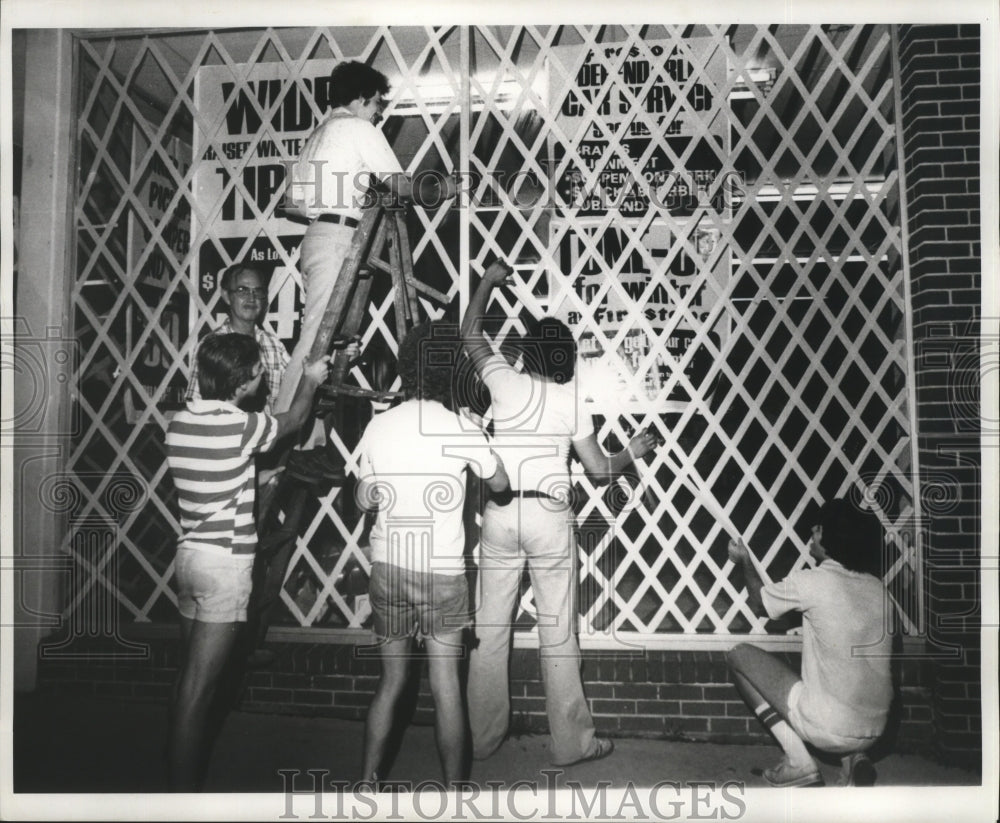 1977 Press Photo Hurricane Babe- Boarding up Firestone Store on Chef Menteur. - Historic Images