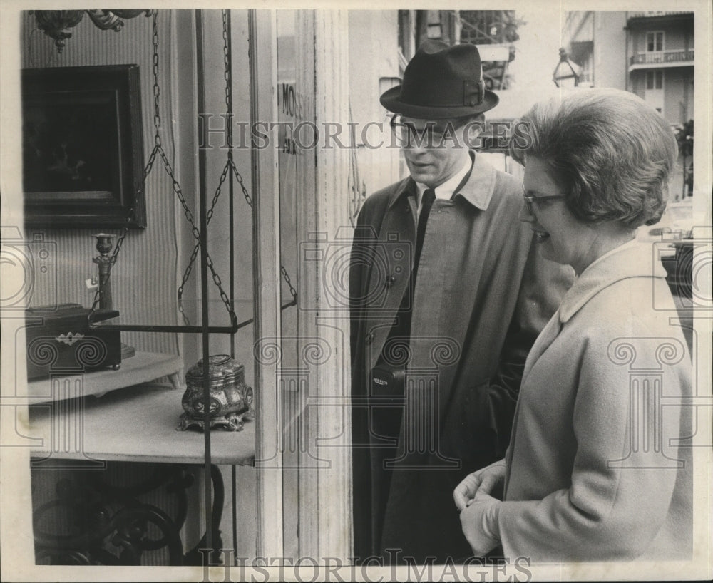 1967 Sugar Bowl North Carolina visitors window shop. - Historic Images