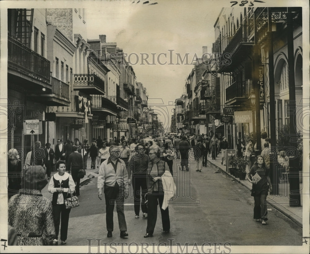 1972 Press Photo Sugar Bowl - Visitors Roam New Orleans Streets - noa04152 - Historic Images