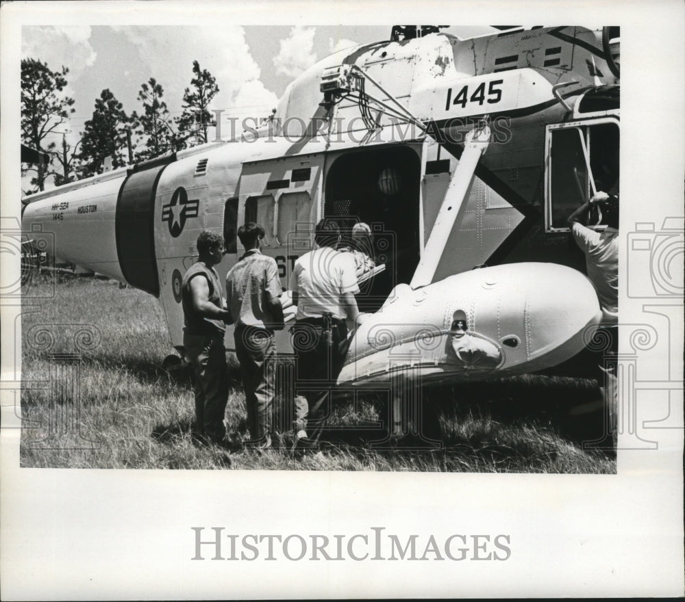 1969 Press Photo Hurricane Camille-Refugees from Waveland Nursing home evacuated - Historic Images