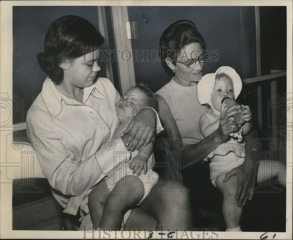 1969 Press Photo Hurricane Camille-Mrs. Albert J. Falcon, Miss Debbie Treadway - Historic Images