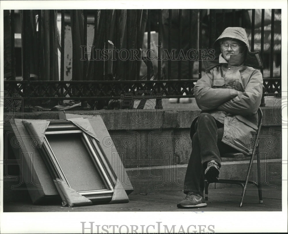 1983 Press Photo New Orleans - Artist Sits in Cold at Jackson Square - noa04228 - Historic Images