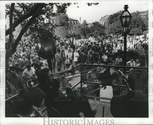 1972 Press Photo New Orleans - Crowd of People Enjoying Music at Jackson Square - Historic Images