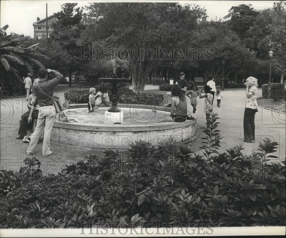 1972 Press Photo New Orleans - Children in Jackson Square Fountain - noa04241 - Historic Images