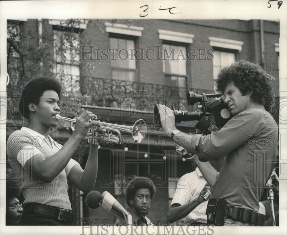 1973 Press Photo New Orleans - Filmmaker Don Lenzer Films Jazz Group Adolescence - Historic Images