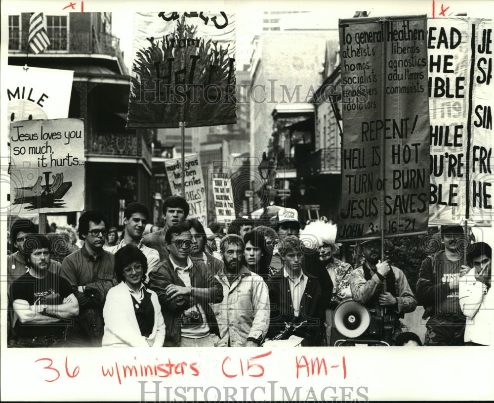 1985 Press Photo New Orleans Jackson Square- Religious enthusiast hold banners. - Historic Images