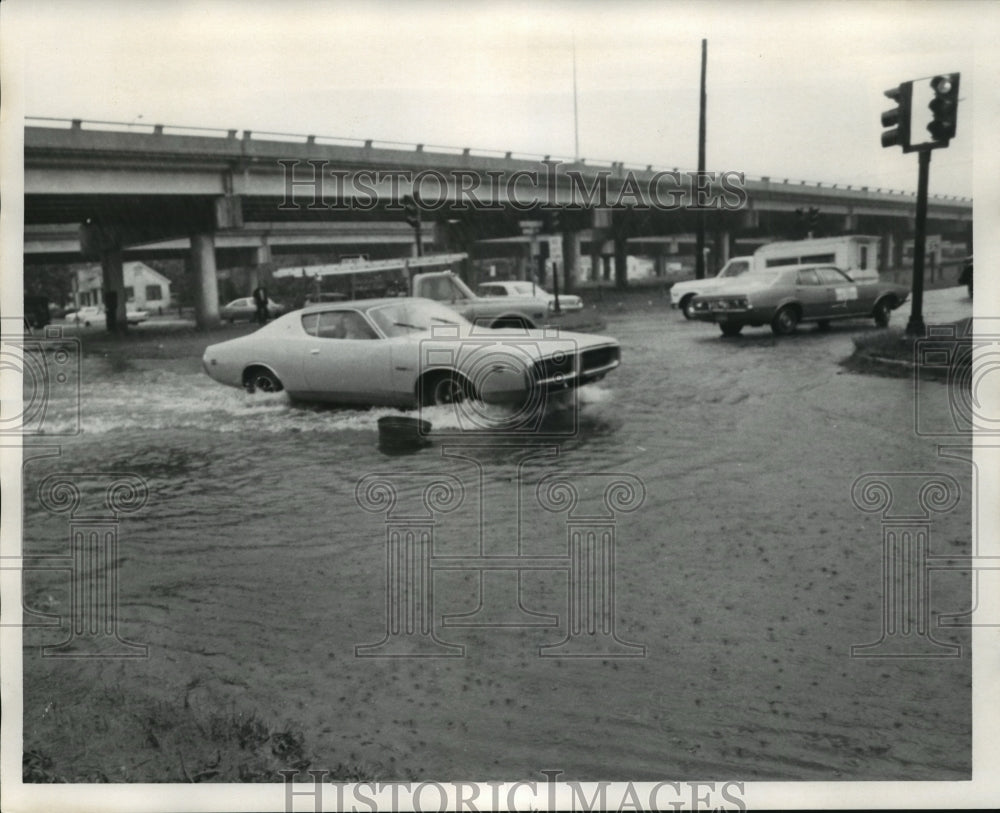 1971 Press Photo Hurricane Edith- Floodwaters at Bonnable and I-10 - noa04346 - Historic Images