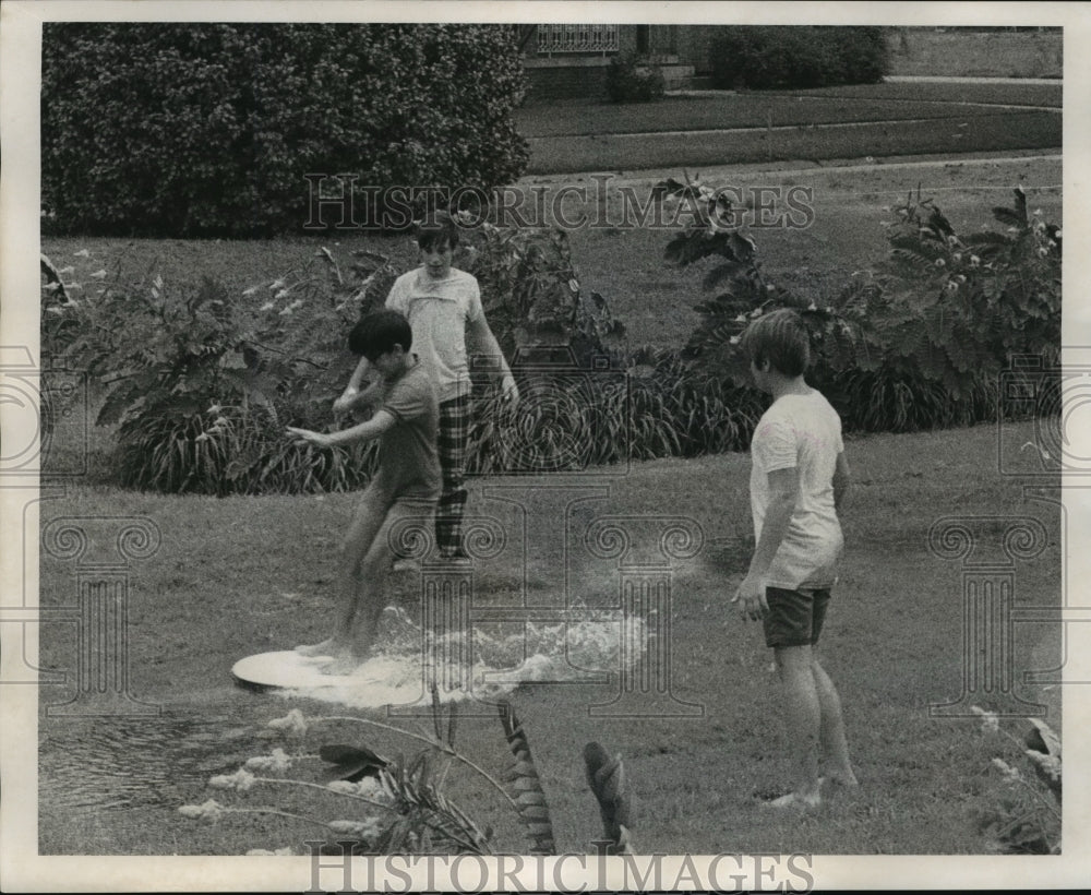 1971 Press Photo Hurricane Edith- Kids playing in water near Canal Blvd. - Historic Images