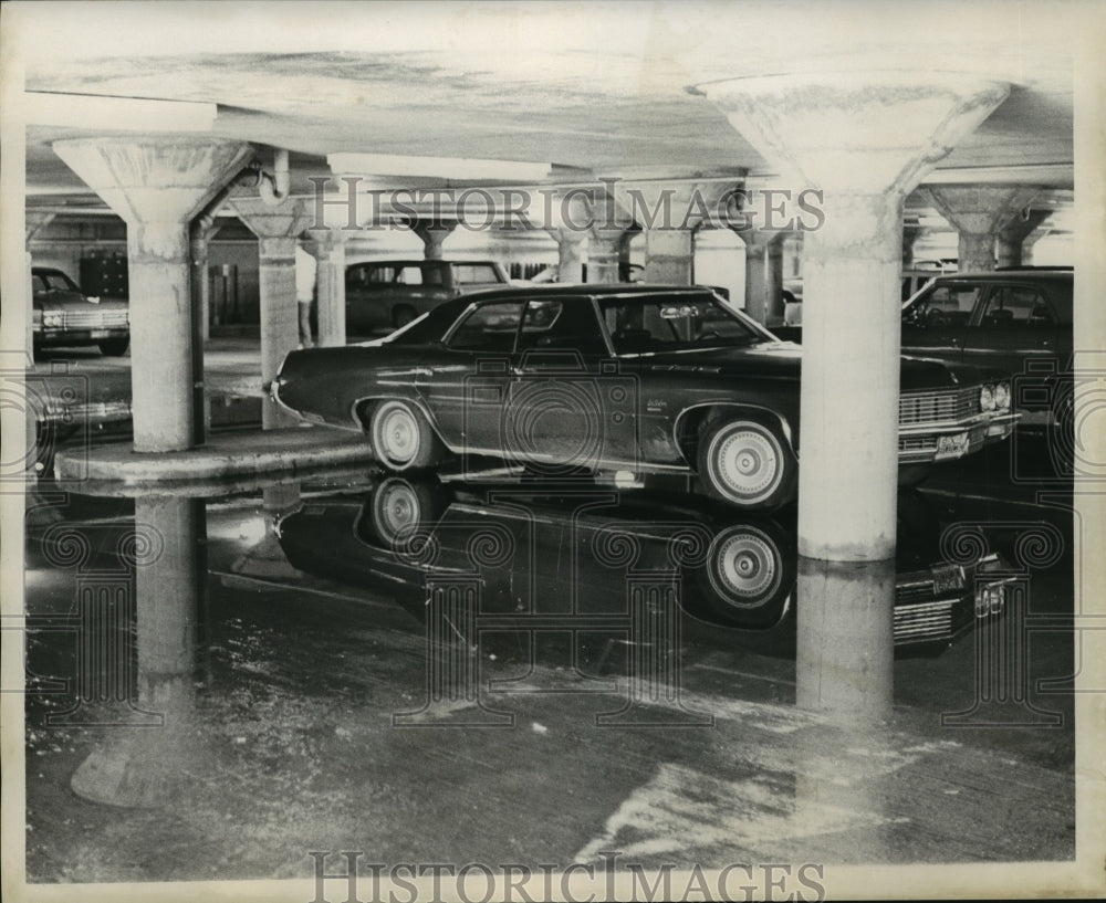 1971 Press Photo Hurricane Edith-Water in Times-Picayune parking garage. - Historic Images