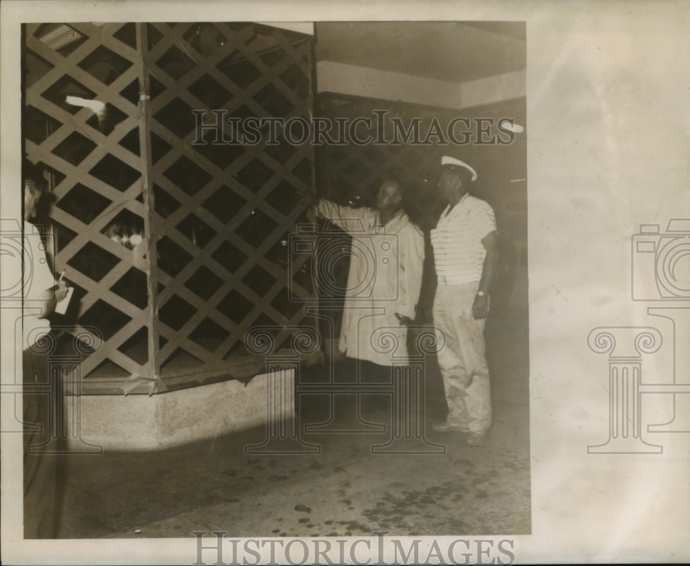 1960 Press Photo Hurricane Ethel- Windows being taped in preparation for storm.-Historic Images