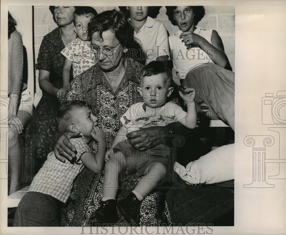 1960 Press Photo Hurricane Ethel- Evacuees from storm threat at Lockport H.S.-Historic Images