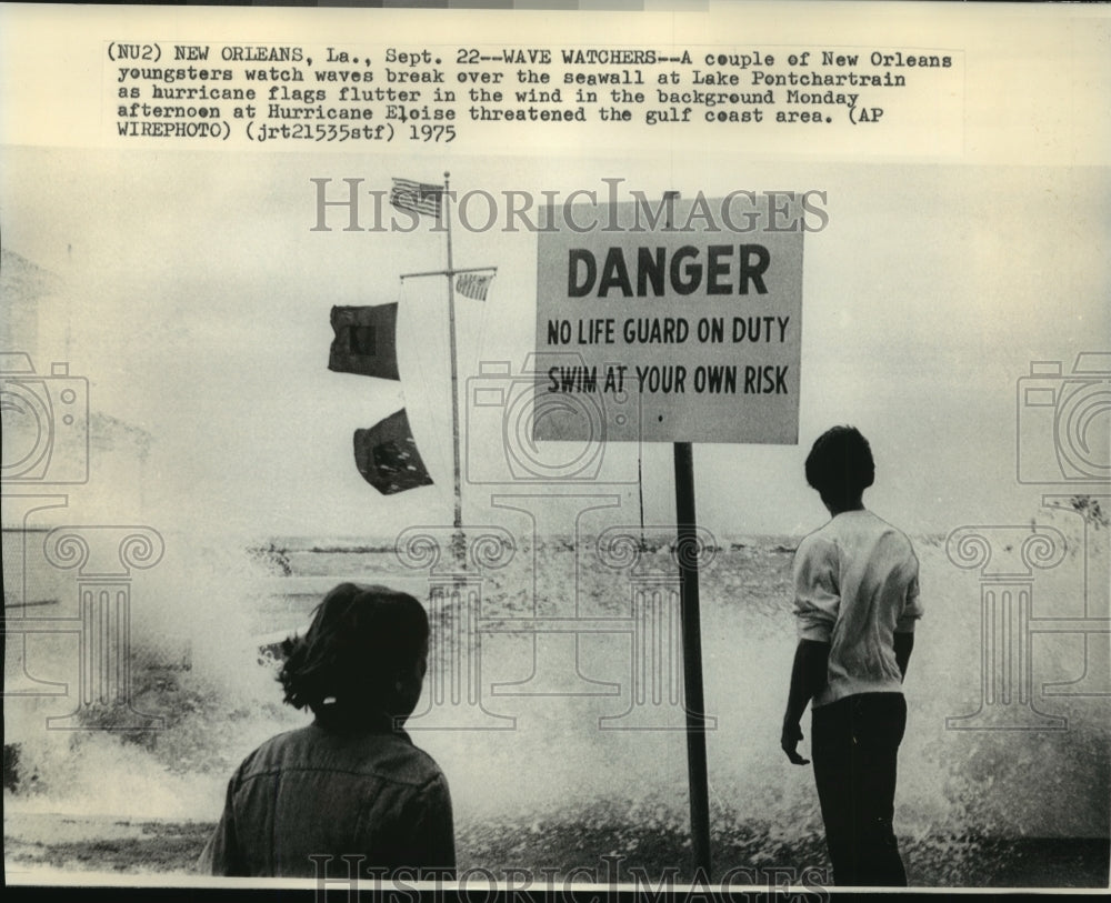 1975 Press Photo Hurricane Eloise-Two youngsters watch waves break over seawall. - Historic Images