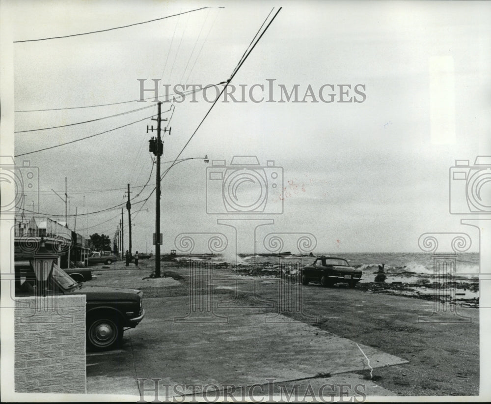 1975 Press Photo Hurricane Eloise- High waves along shore front. - noa04426 - Historic Images
