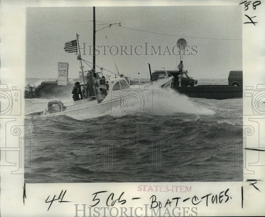 1975 Press Photo Hurricane Eloise, Boat Experiencing Huge waves During Storm - Historic Images