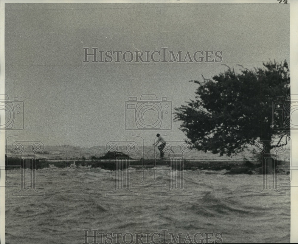 1975 Press Photo Hurricane Eloise, Bike Rider Out During Storm - noa04431 - Historic Images