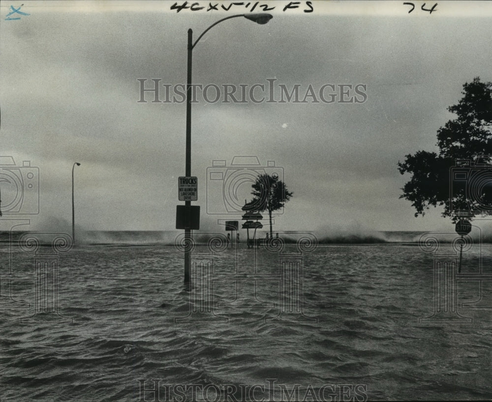 1975 Press Photo Hurricane Eloise, Lake Ponchartrain Breaks Over the Seawall - Historic Images