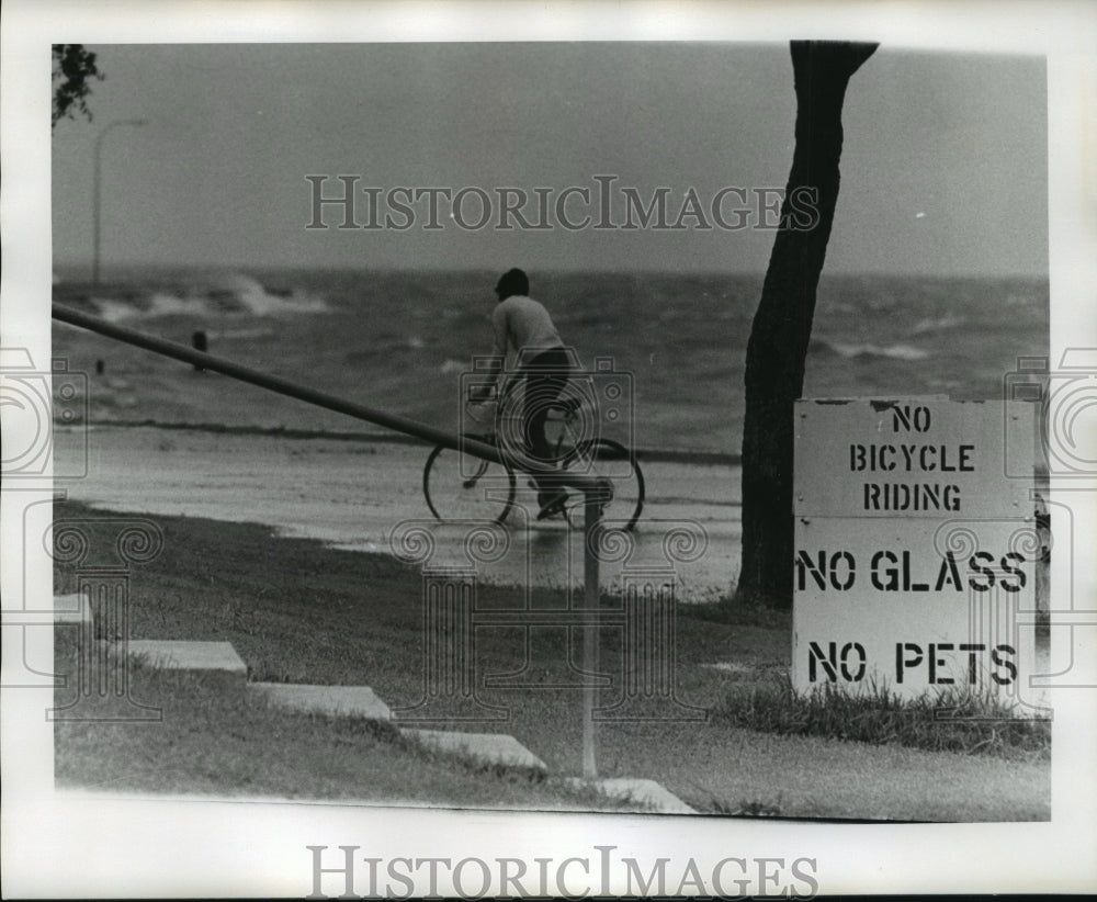 1975 Press Photo Hurricane Eloise, Bike Rider Travels in Flooded Sidewalk - Historic Images