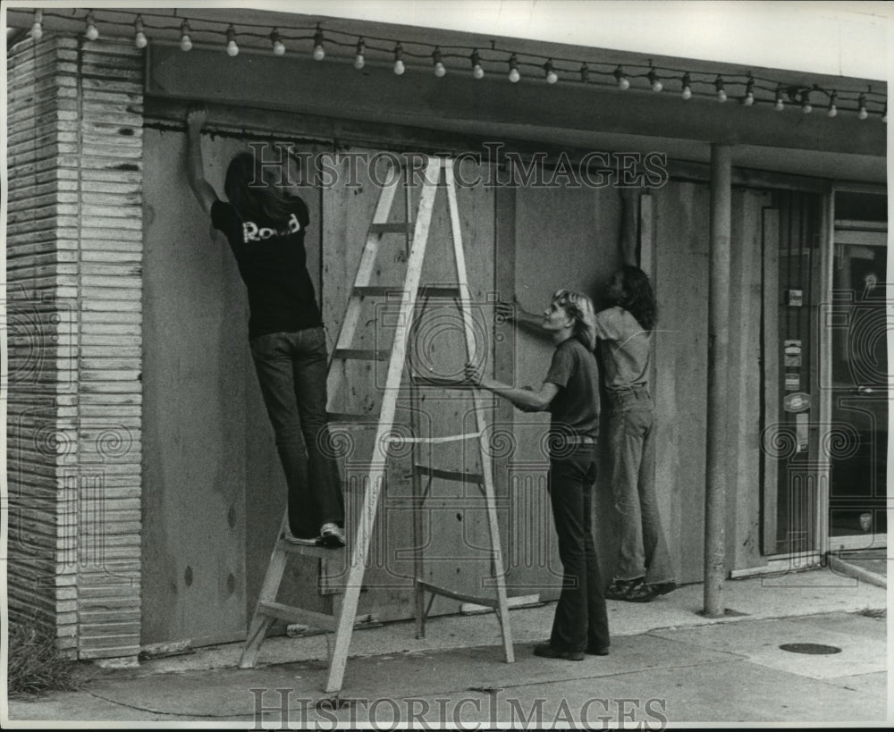 1975 Press Photo Hurricane Eloise teams cleaning up damaged structures - Historic Images