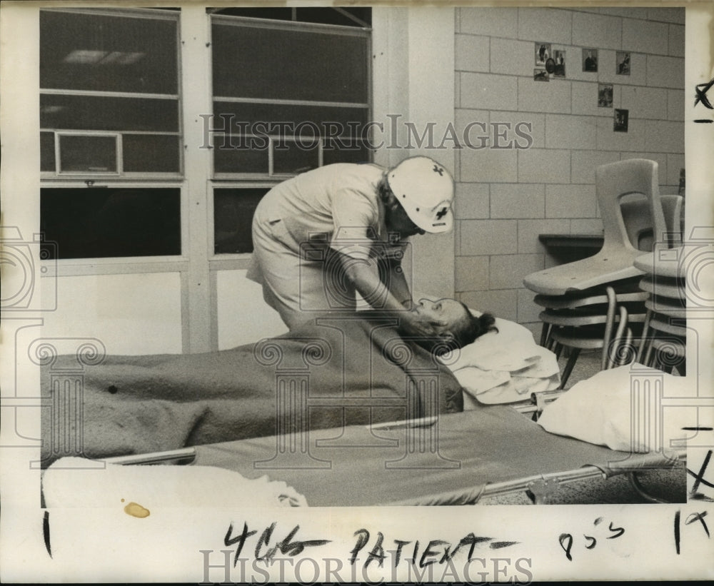 1975 Press Photo Patients at Our Lady of Prompt Succor refugee center - Historic Images