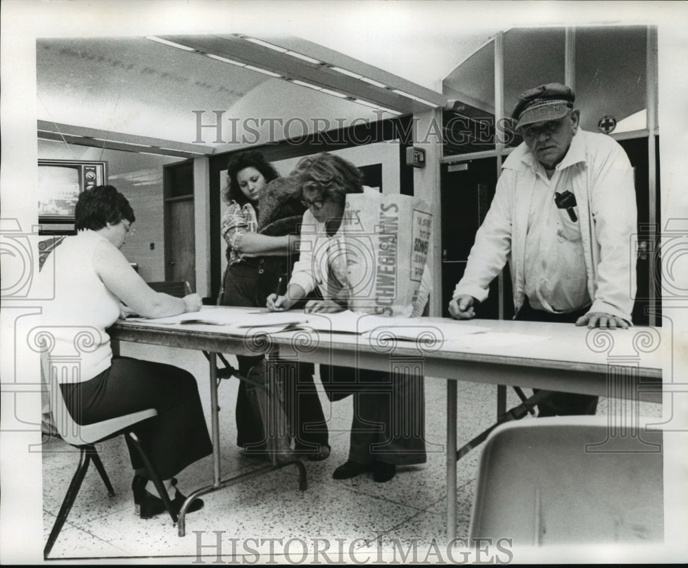 1975 Press Photo Hurricane refugees at Chalmette Senior High School - noa04459 - Historic Images