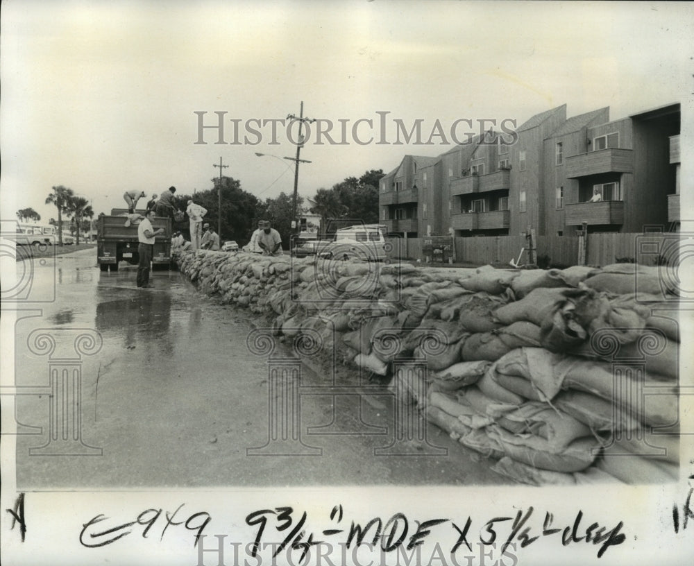 1975 Press Photo Hurricane Eloise-Sandbags on Lake Marina Ave a - noa04466 - Historic Images