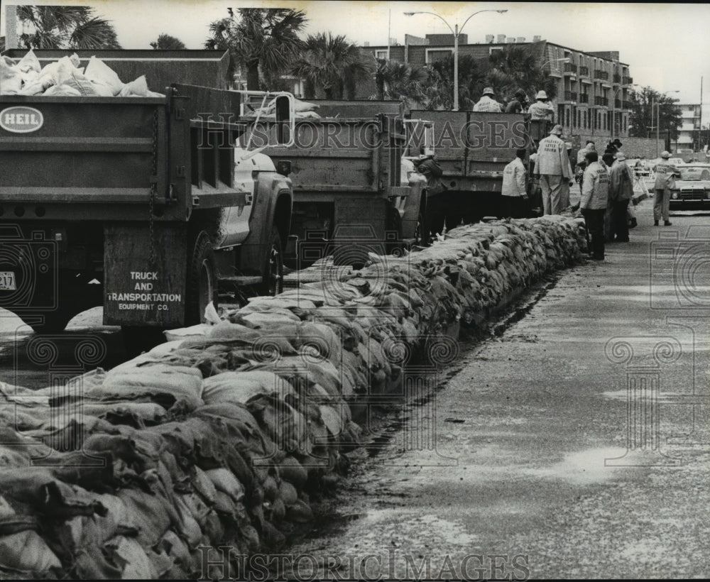 1975 Press Photo Sandbags being placed after Hurricane Eloise - noa04471 - Historic Images