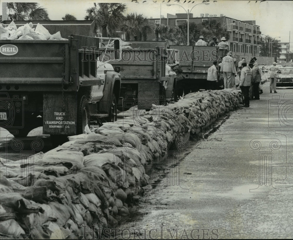 1975 Press Photo Emergency workers with sandbags before Hurricane Eloise - Historic Images