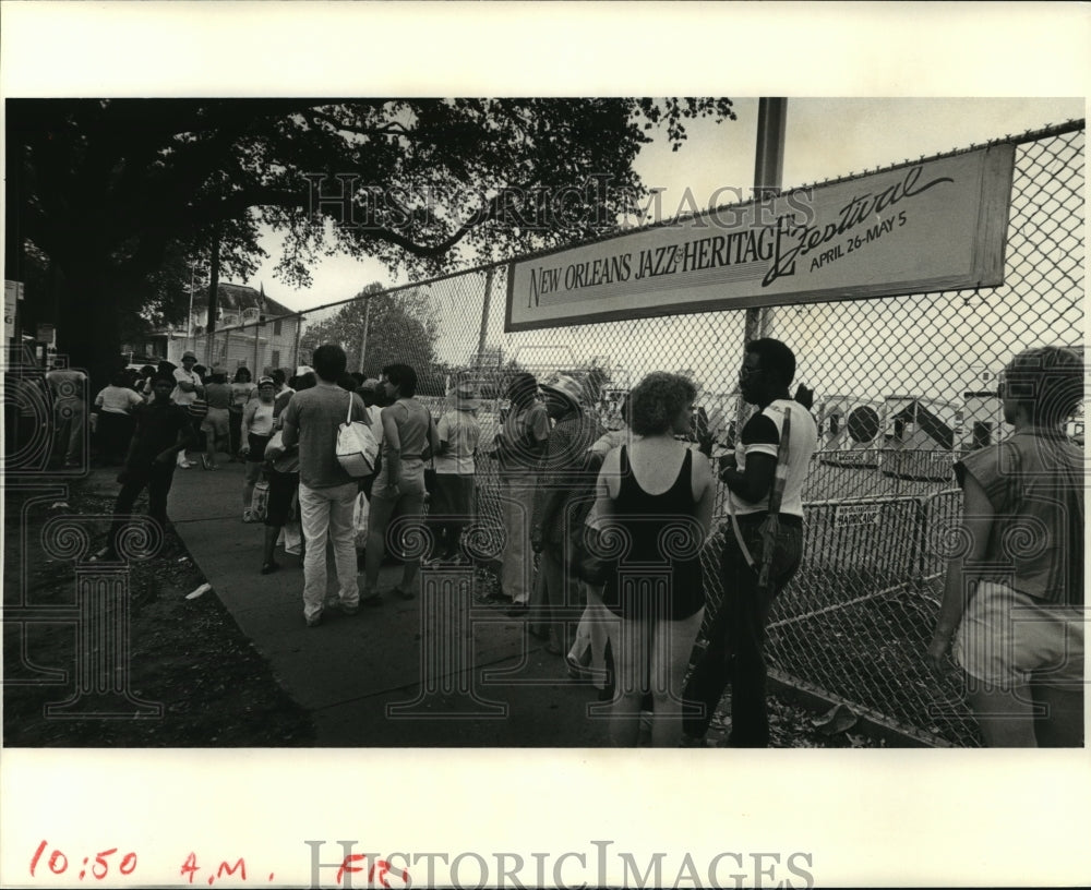 1985 New Orleans Jazz and Heritage Festival- Festival goers line up. - Historic Images