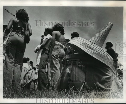 1974 Press Photo New Orleans Jazz & Heritage Festival, Attendee Takes a Break - Historic Images