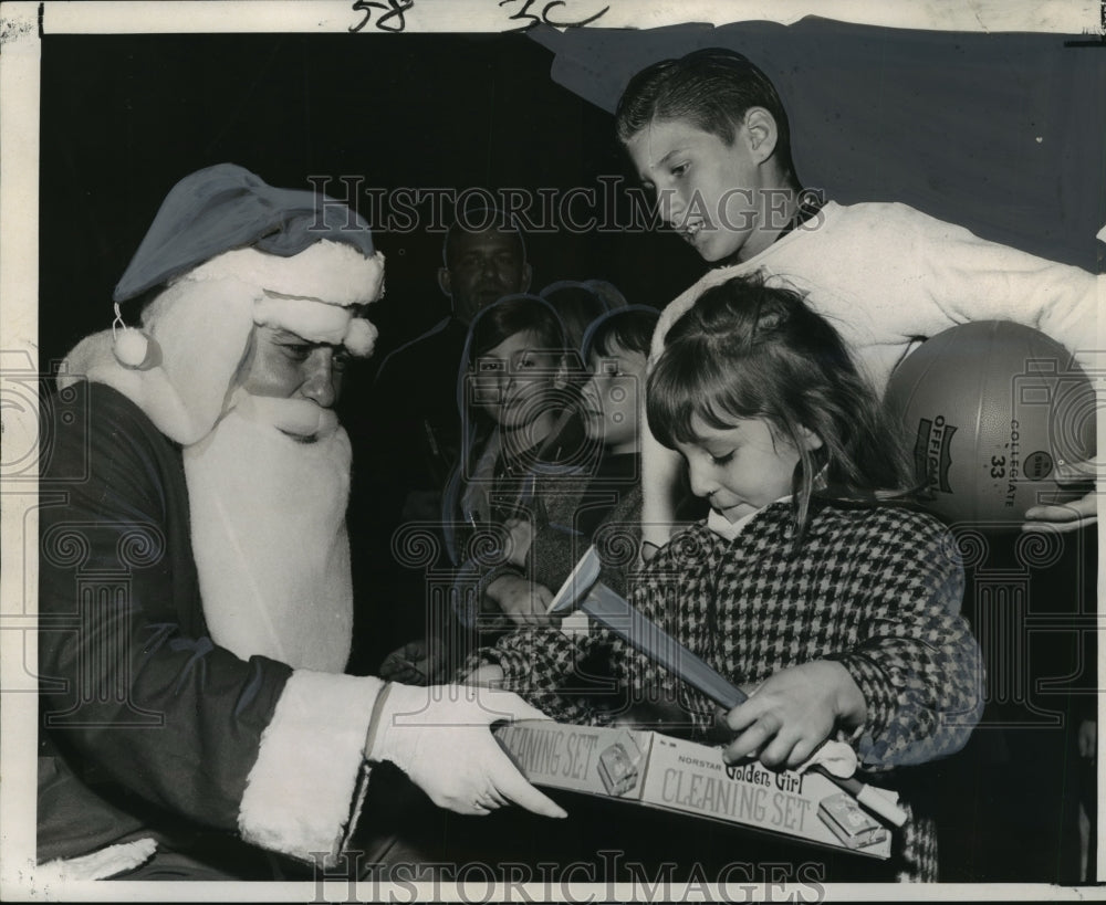 1967 Doll and Toy Fund-Santa Distributing toys and games. - Historic Images