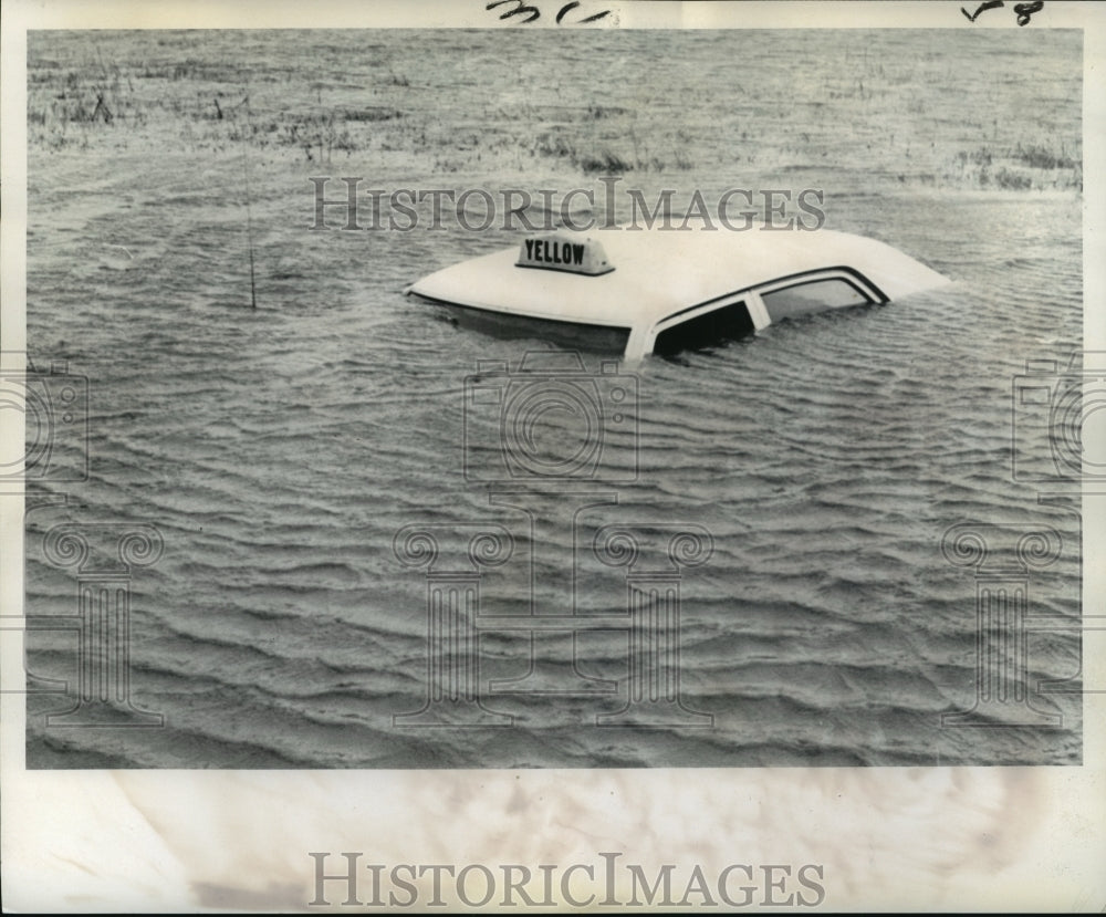 1974 Press Photo Hurricane Carmen-Cab service was very poor to say the least. - Historic Images