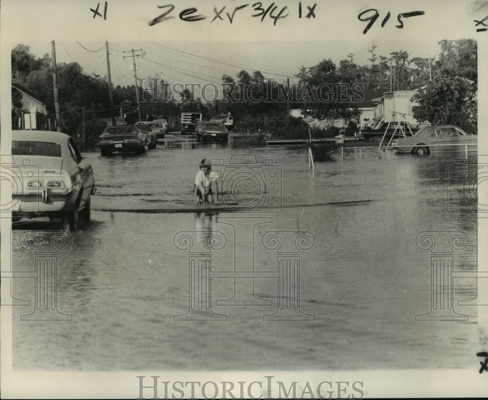 1974 Press Photo Hurricane Carmen-Resident of Bayou Barataria goes barefoot. - Historic Images