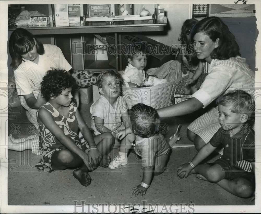 1969 Press Photo Hurricane Camille- Red cross youth volunteers watch children. - Historic Images