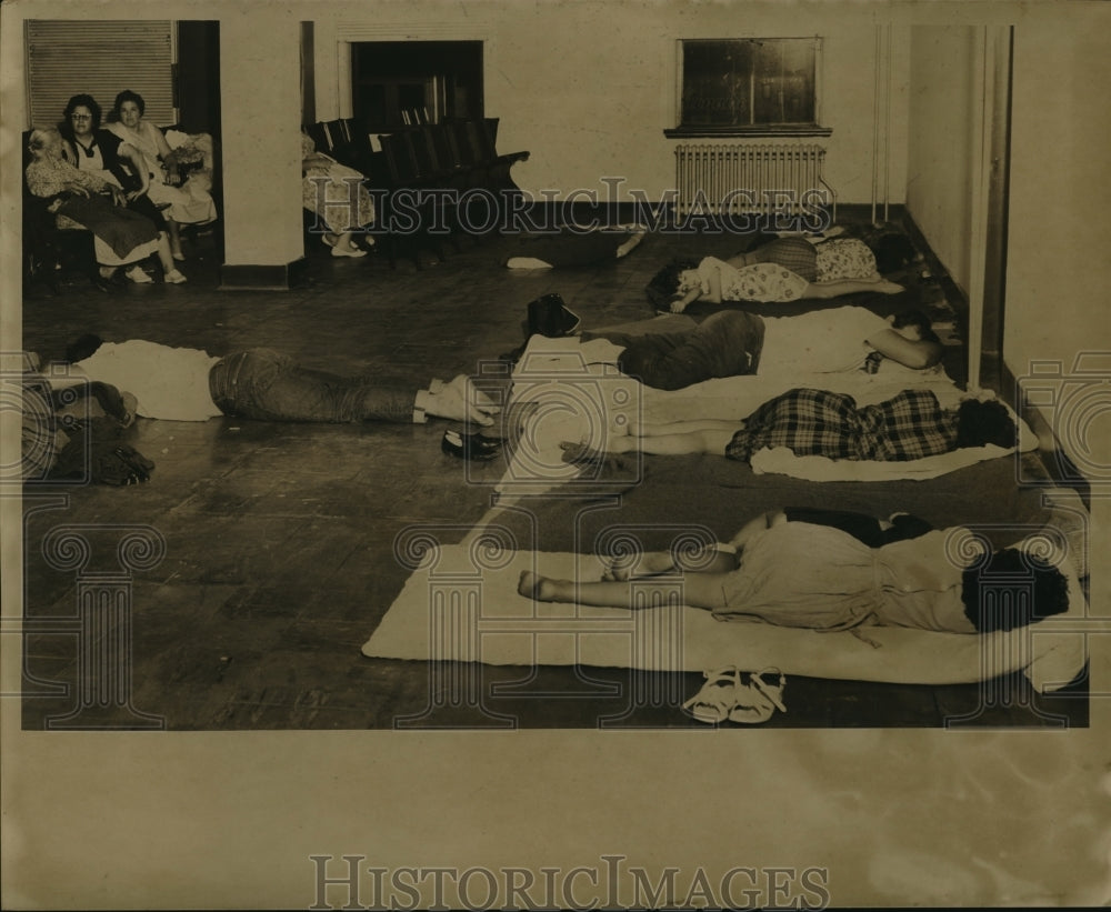 1961 Press Photo Hurricane Carla- Lafitte refugees at old Gretna Courthouse.-Historic Images