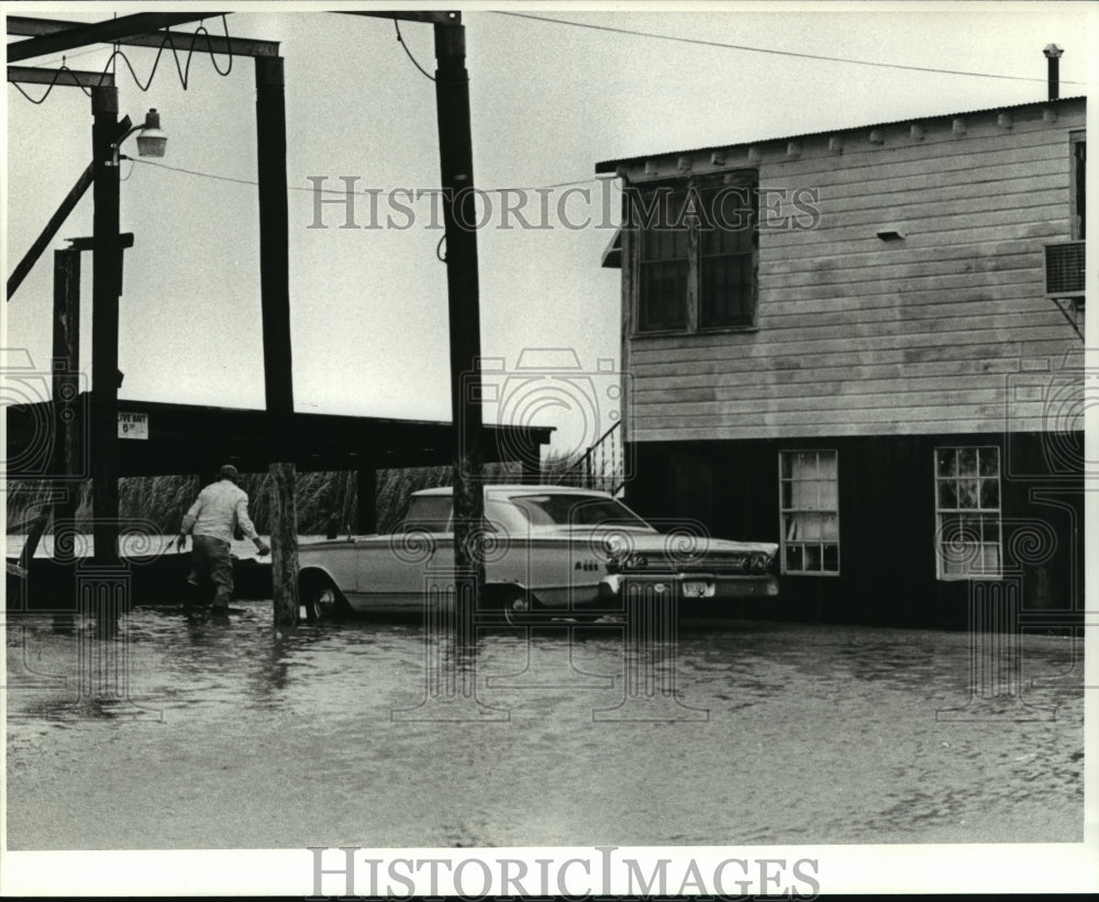 1979 Press Photo Hurricane Frederic- Floodwaters close to house. - noa04642 - Historic Images