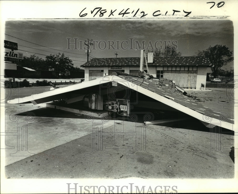 1979 Press Photo Hurricane Frederic- Damaged gas station - noa04663 - Historic Images