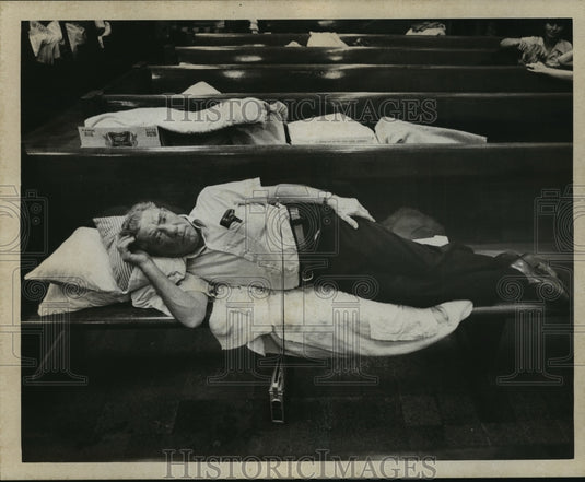 1979 Press Photo Hurricane Frederic- Victims sleep in Pascagoula, Miss. shelter. - Historic Images