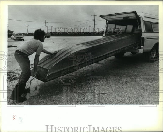1988 Hurricane Florence- Jeffrey Parker pushes his flatboat in truck - Historic Images