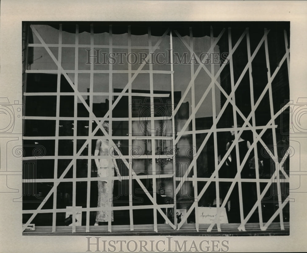 1964 Press Photo Hurricane Hilda- Windows taped in dress shops on Canal St.-Historic Images