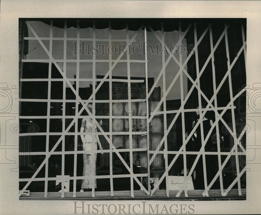 1964 Press Photo Hurricane Hilda- Windows taped in dress shops on Canal St.-Historic Images