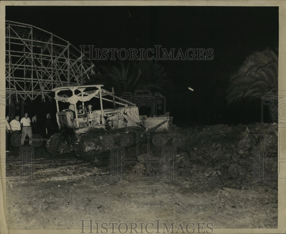 1960 Press Photo Hurricane Ethel - Bulldozer Moving Dirt - noa04788-Historic Images