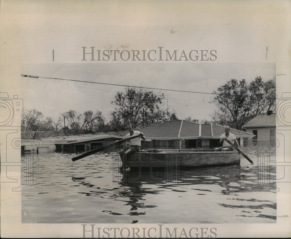 1965 Press Photo Hurricane Betsy Victims Paddling A Hull Along North Claiborne-Historic Images