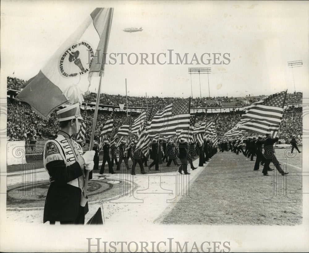 1971 Press Photo Sugar Bowl, Soldiers Carrying Flags Onto Field During Halftime - Historic Images