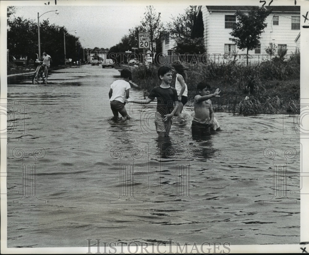 1971 Press Photo Hurricane Edith - Children Play in Flooded New Orleans Streets - Historic Images