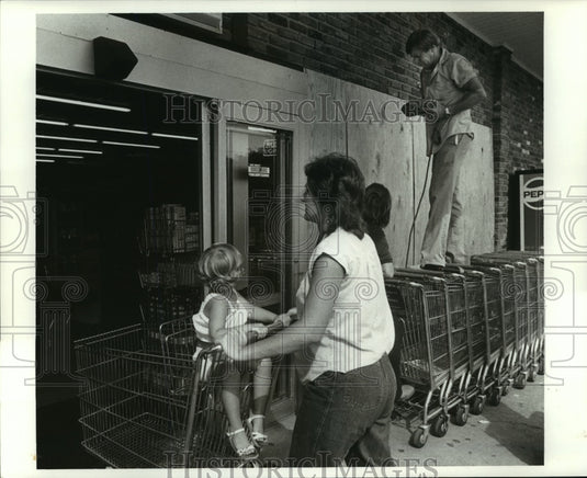 1985 Press Photo Hurricane Elena- Last minute shopping and windows being covered - Historic Images
