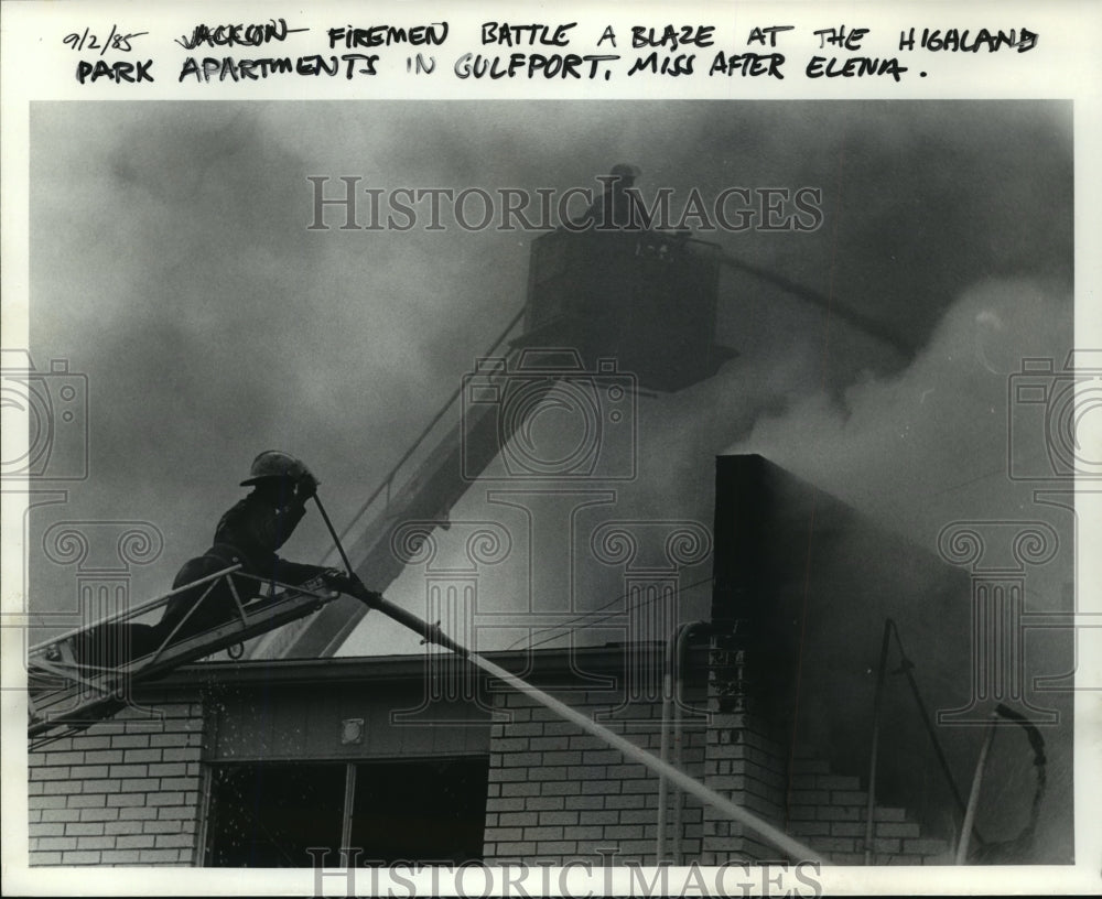 1985 Press Photo Hurricane Elena - Firemen Fight Highland Park Apartments Fire - Historic Images