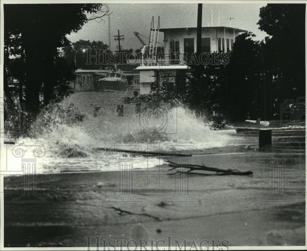 1985 Press Photo Hurricane Juan - Waves Crash on Southern Yacht Club Parking Lot - Historic Images