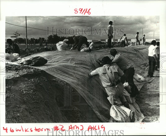1985 Press Photo Hurricane Juan - Sand Levee Erected in Jefferson Parish - Historic Images