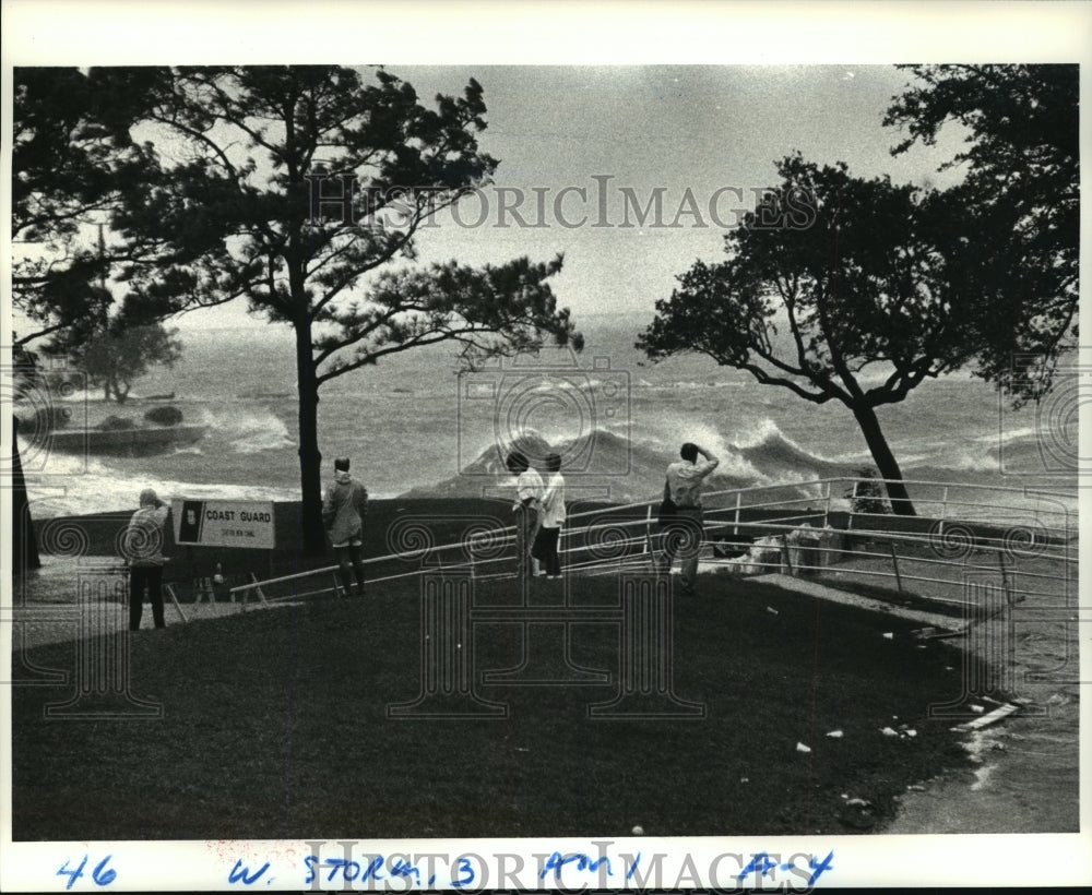 1985 Press Photo Hurricane Juan - Tidal Wave Conditions on Lake Ponchartrain - Historic Images